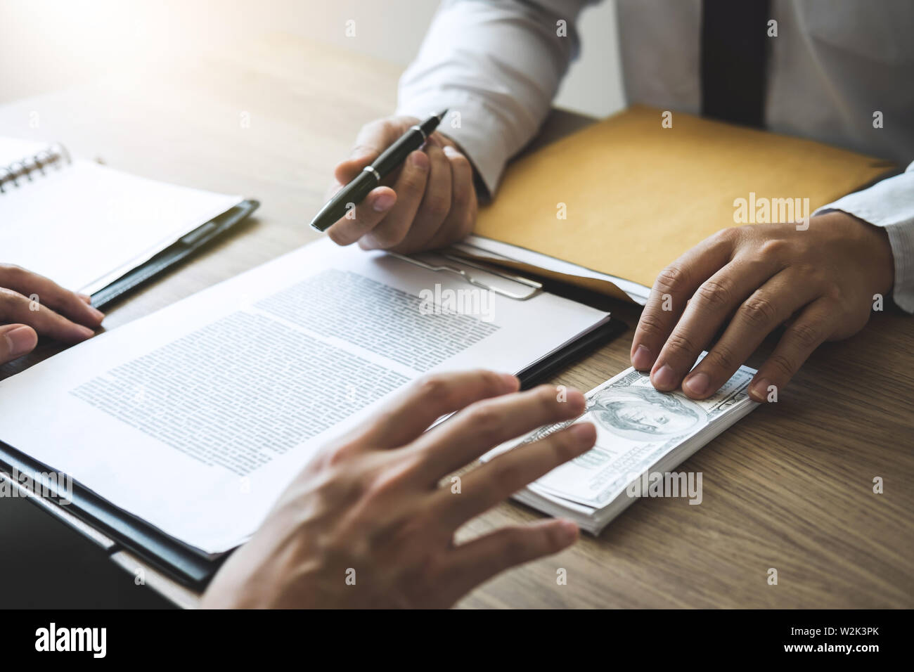 Unehrlich in der Geschäftswelt zu betrügen illegal Geld, Business Mann, der Bestechungsgelder im Geschäft Leute Vertrags von Investitionen Abkommen anzunehmen, Brib Stockfoto