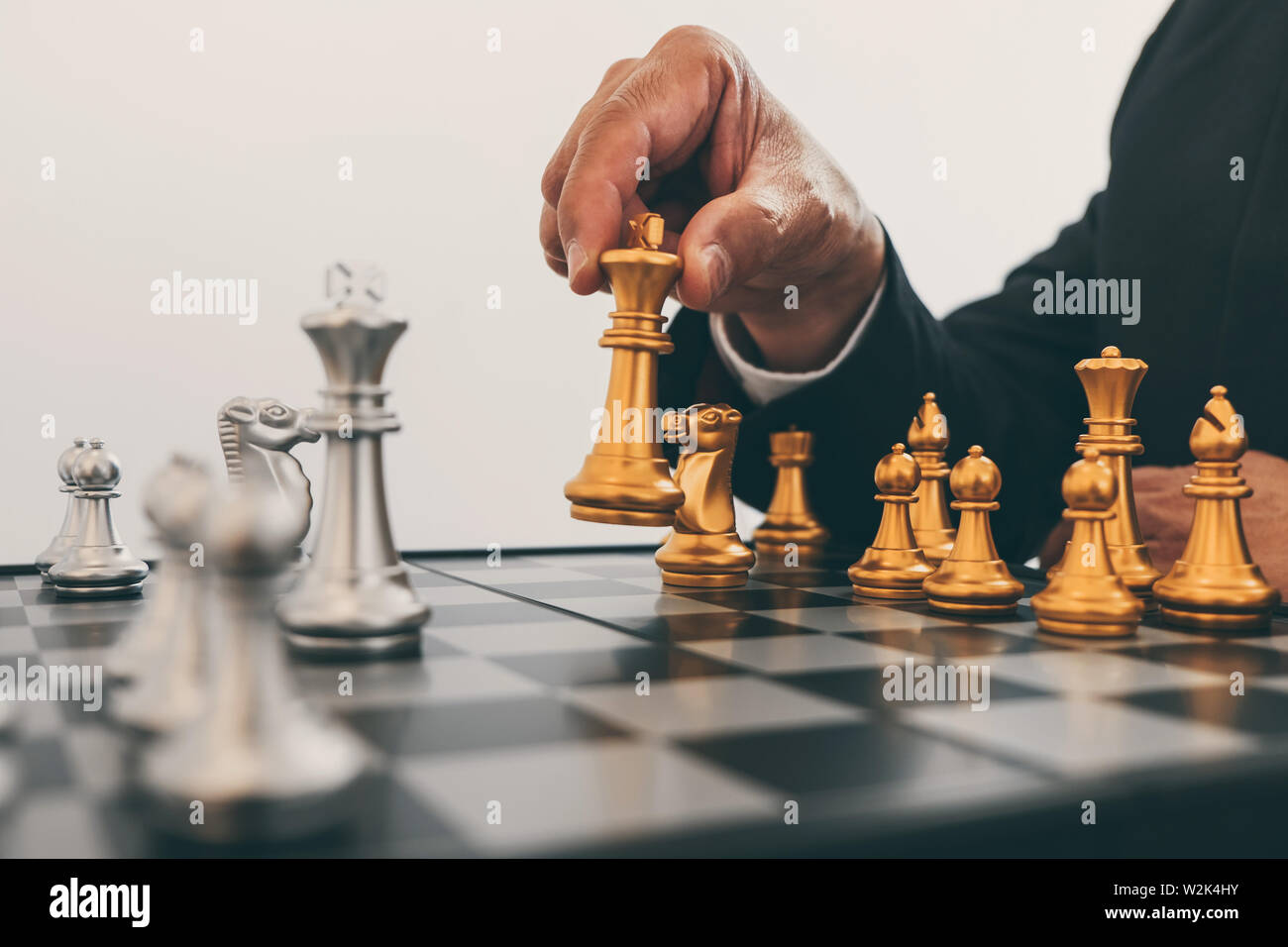 Geschäftsmann Führung Schach spielen und denken Strategie Plan, Crash die gegnerische Mannschaft und Entwicklung Sturz analysieren für erfolgreiche von Corp. Stockfoto