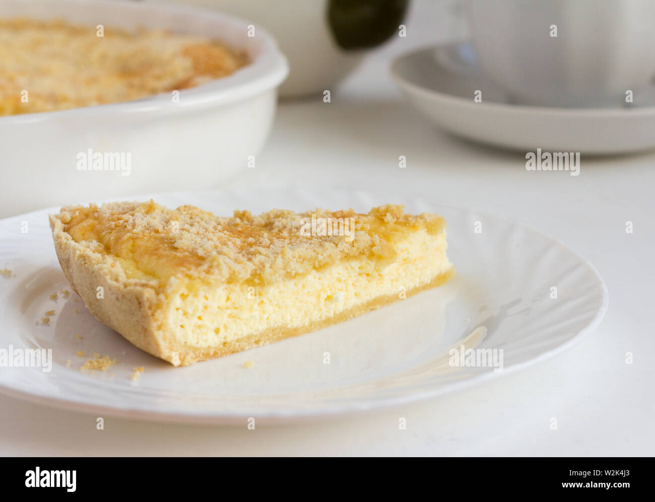 Köstliche frische Cottage cheese Pie mit Keksen und Tee Utensilien auf dem Tisch Stockfoto