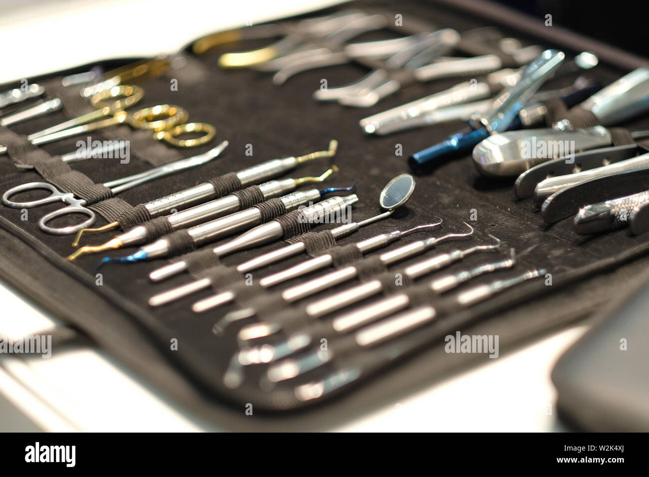 Eine Reihe von zahnmedizinischen Werkzeugen in einem Fall in der Vitrine eines professionellen Ausstellung. Stockfoto