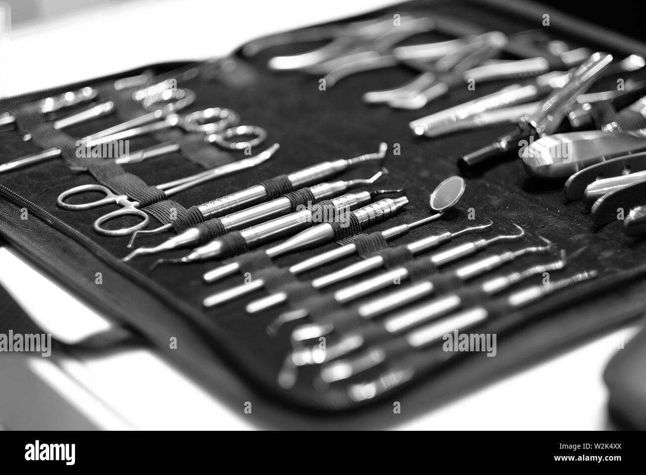 Eine Reihe von zahnmedizinischen Werkzeugen in einem Fall in der Vitrine eines professionellen Ausstellung. Stockfoto