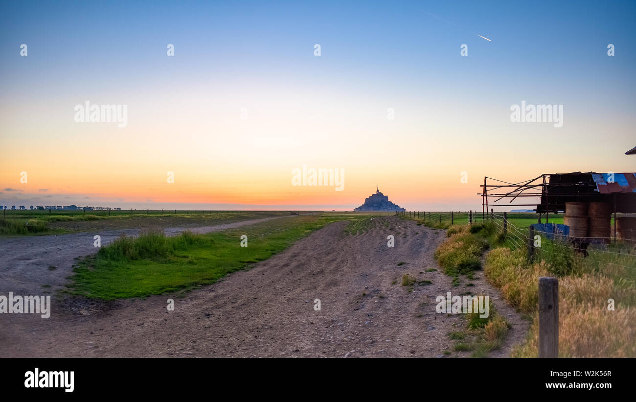 Silhouette bei Sonnenuntergang vom Ackerland von Mont Saint Michel, Frankreich Stockfoto