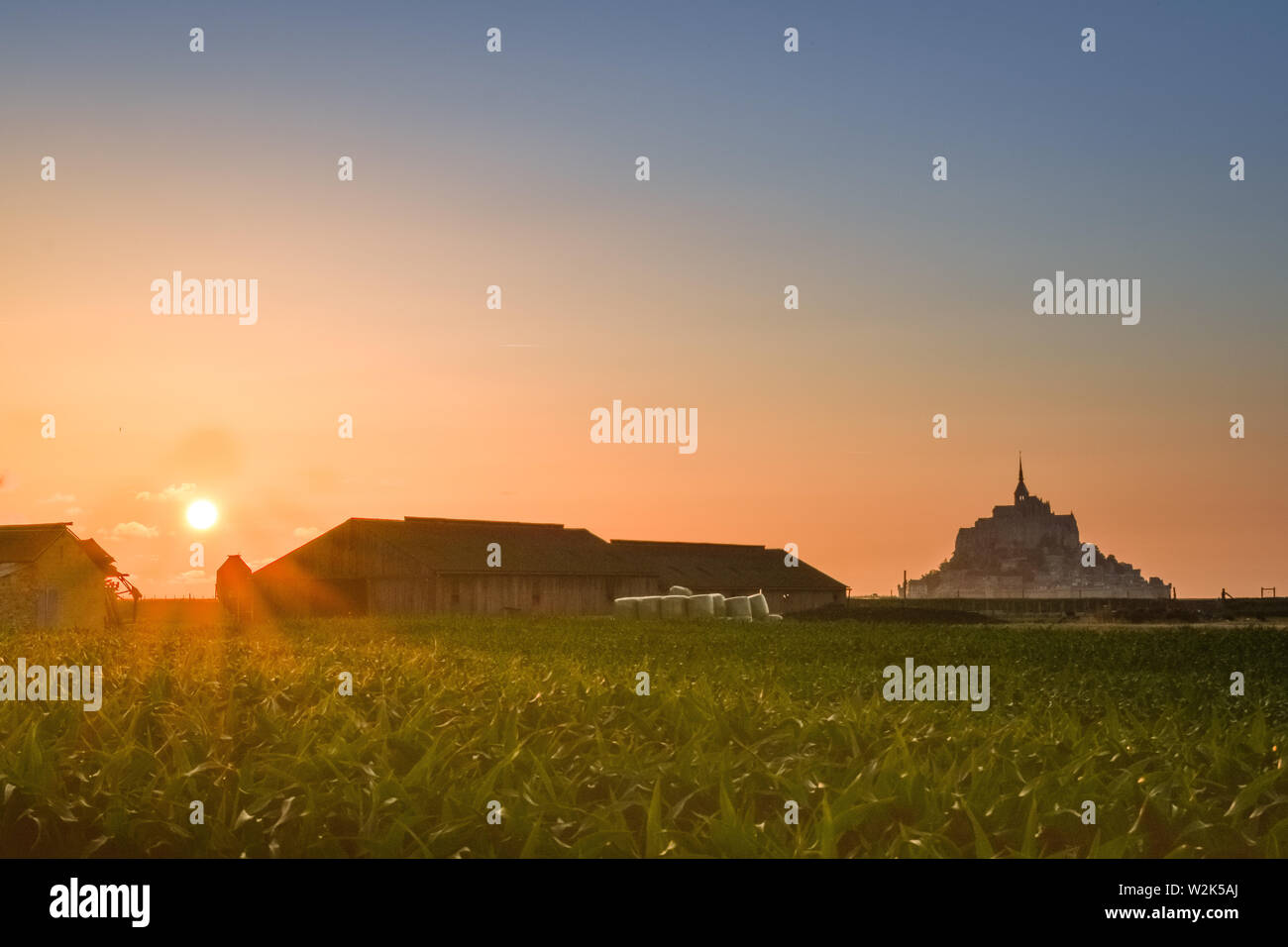 Silhouette bei Sonnenuntergang vom Ackerland von Mont Saint Michel, Frankreich Stockfoto