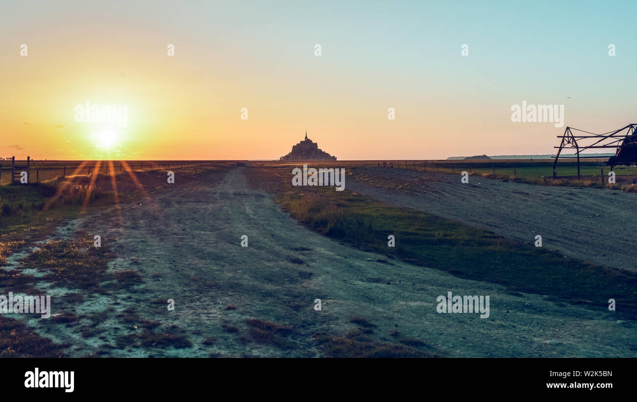 Silhouette bei Sonnenuntergang vom Ackerland von Mont Saint Michel, Frankreich Stockfoto