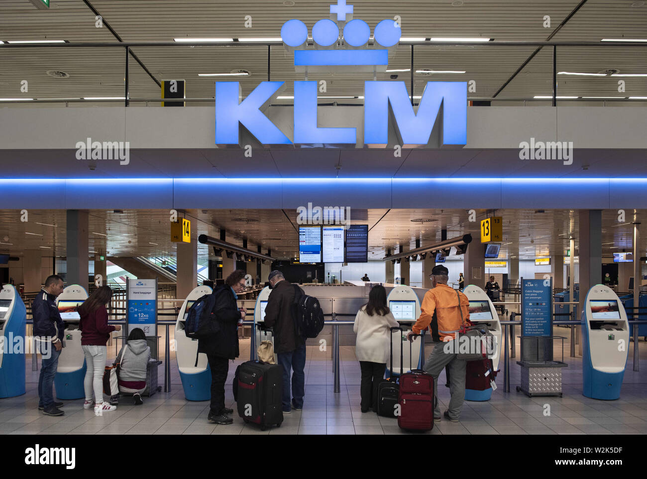 Niederlande. 24. Mai, 2019. KLM Royal Dutch Airlines Logo ist oben automatische Check-in-Automaten am Flughafen Amsterdam Schiphol. Credit: Budrul Chukrut/SOPA Images/ZUMA Draht/Alamy leben Nachrichten Stockfoto