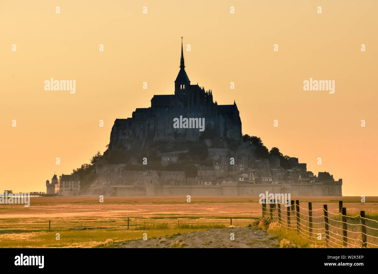 Silhouette bei Sonnenuntergang vom Ackerland von Mont Saint Michel, Frankreich Stockfoto