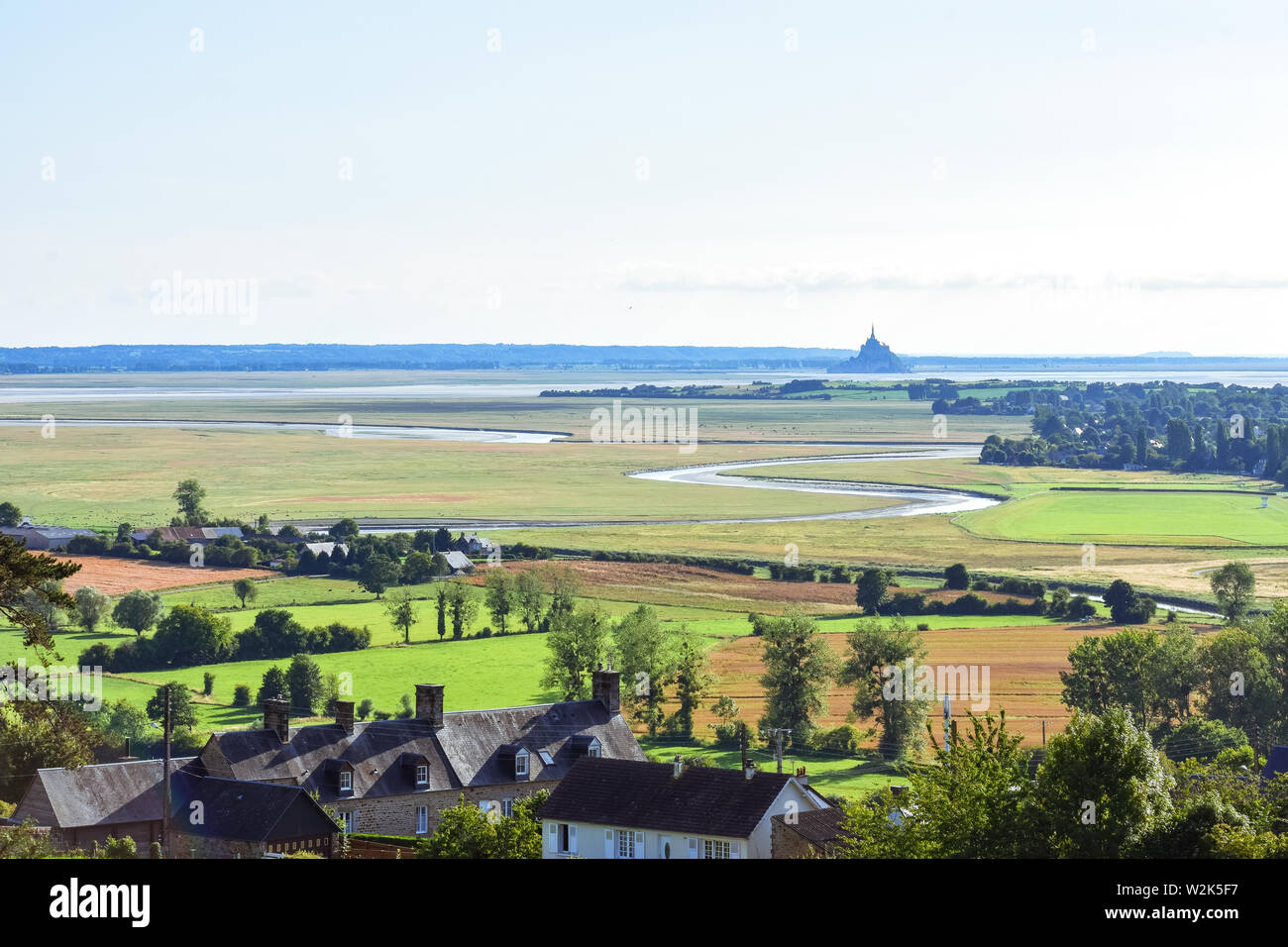 Rio macht seinen Weg zwischen den Feldern und bis zum Mont Saint Michel, Frankreich Ackerland Stockfoto
