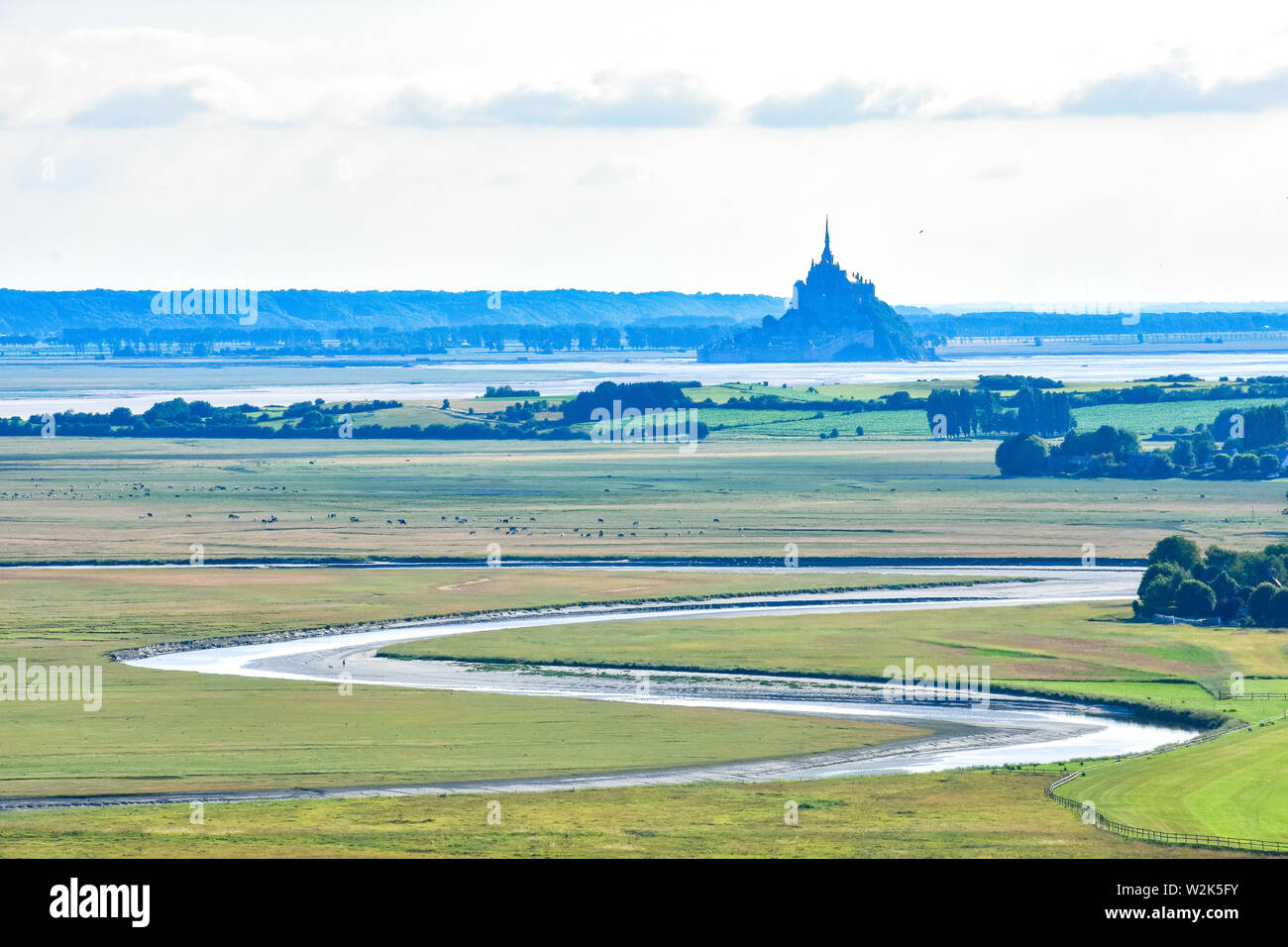Rio macht seinen Weg zwischen den Feldern und bis zum Mont Saint Michel, Frankreich Ackerland Stockfoto