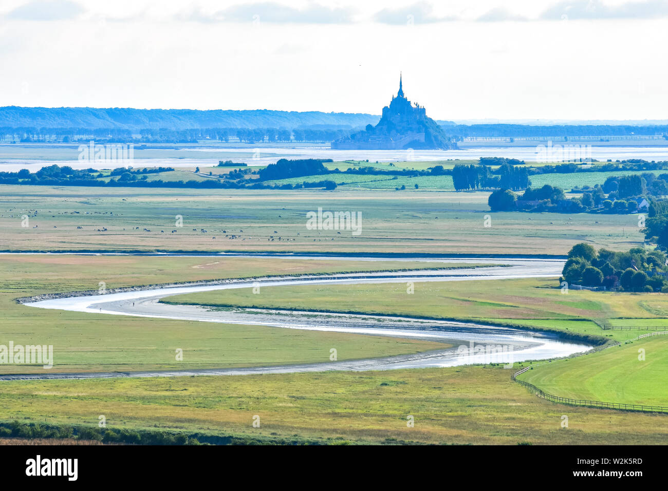 Rio macht seinen Weg zwischen den Feldern und bis zum Mont Saint Michel, Frankreich Ackerland Stockfoto