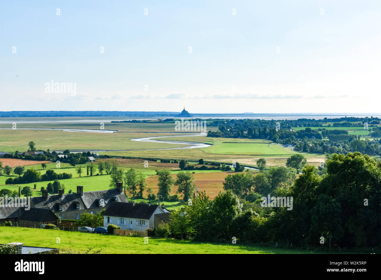 Rio macht seinen Weg zwischen den Feldern und bis zum Mont Saint Michel, Frankreich Ackerland Stockfoto