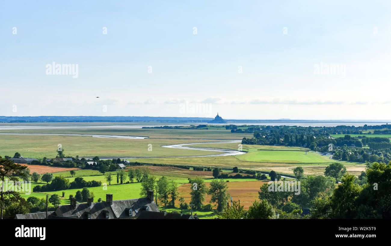Rio macht seinen Weg zwischen den Feldern und bis zum Mont Saint Michel, Frankreich Ackerland Stockfoto