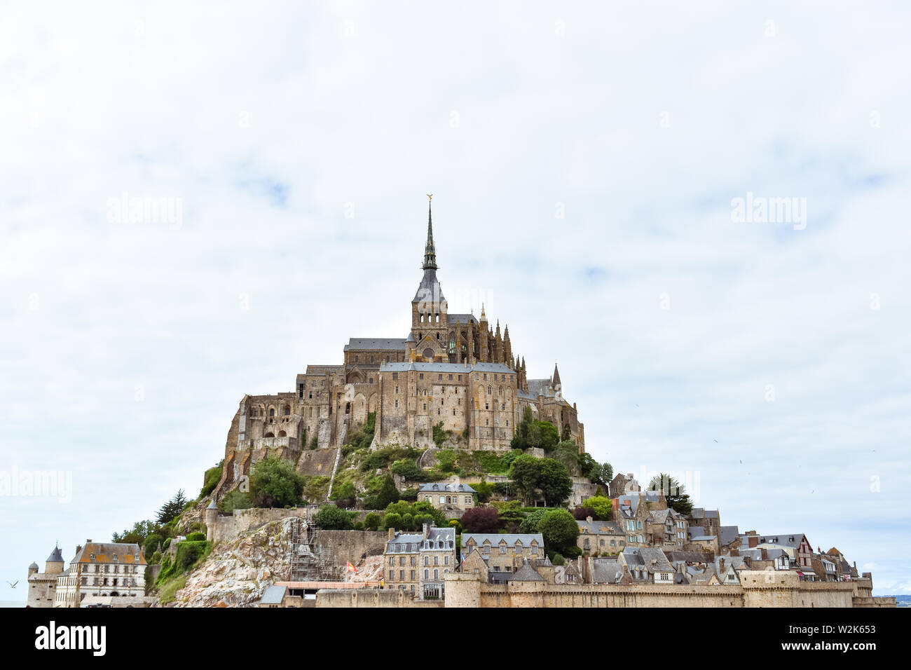 In der Nähe von Mont Saint Michel, Frankreich, in einem bewölkten Himmel. Stockfoto
