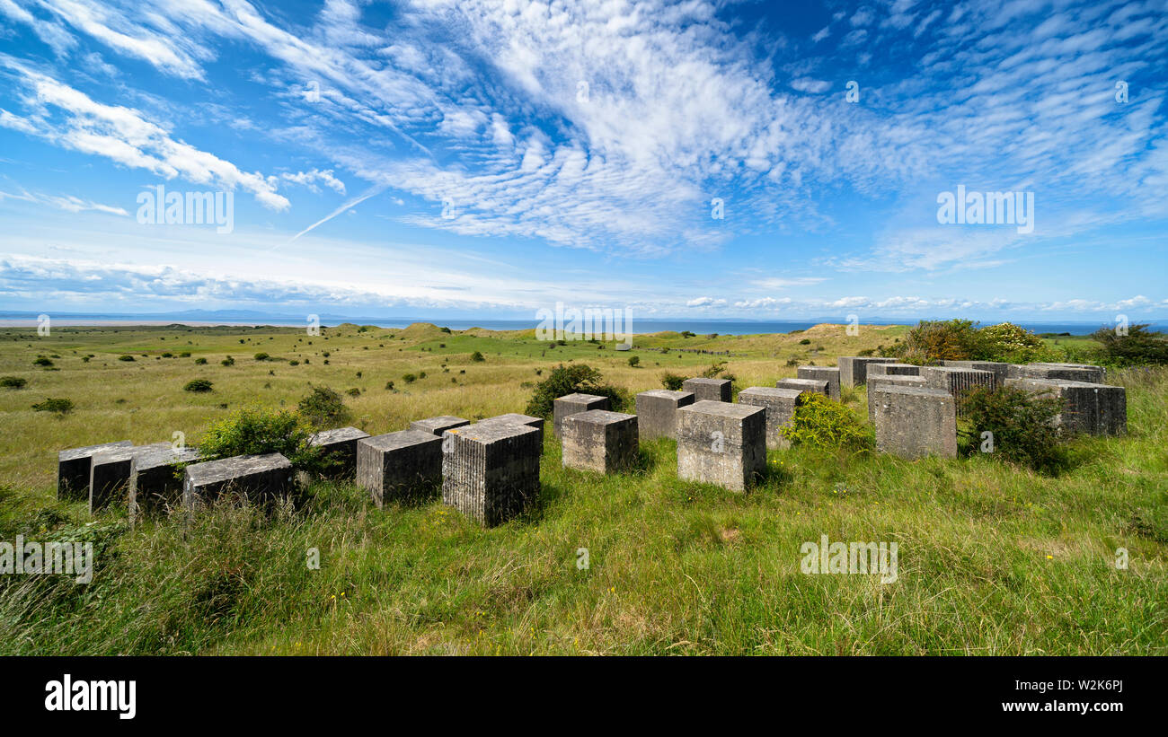 Ansicht des Zweiten Welt Krieges anti-tank Bausteine im Gullane Sands in East Lothian, Schottland, Großbritannien Stockfoto