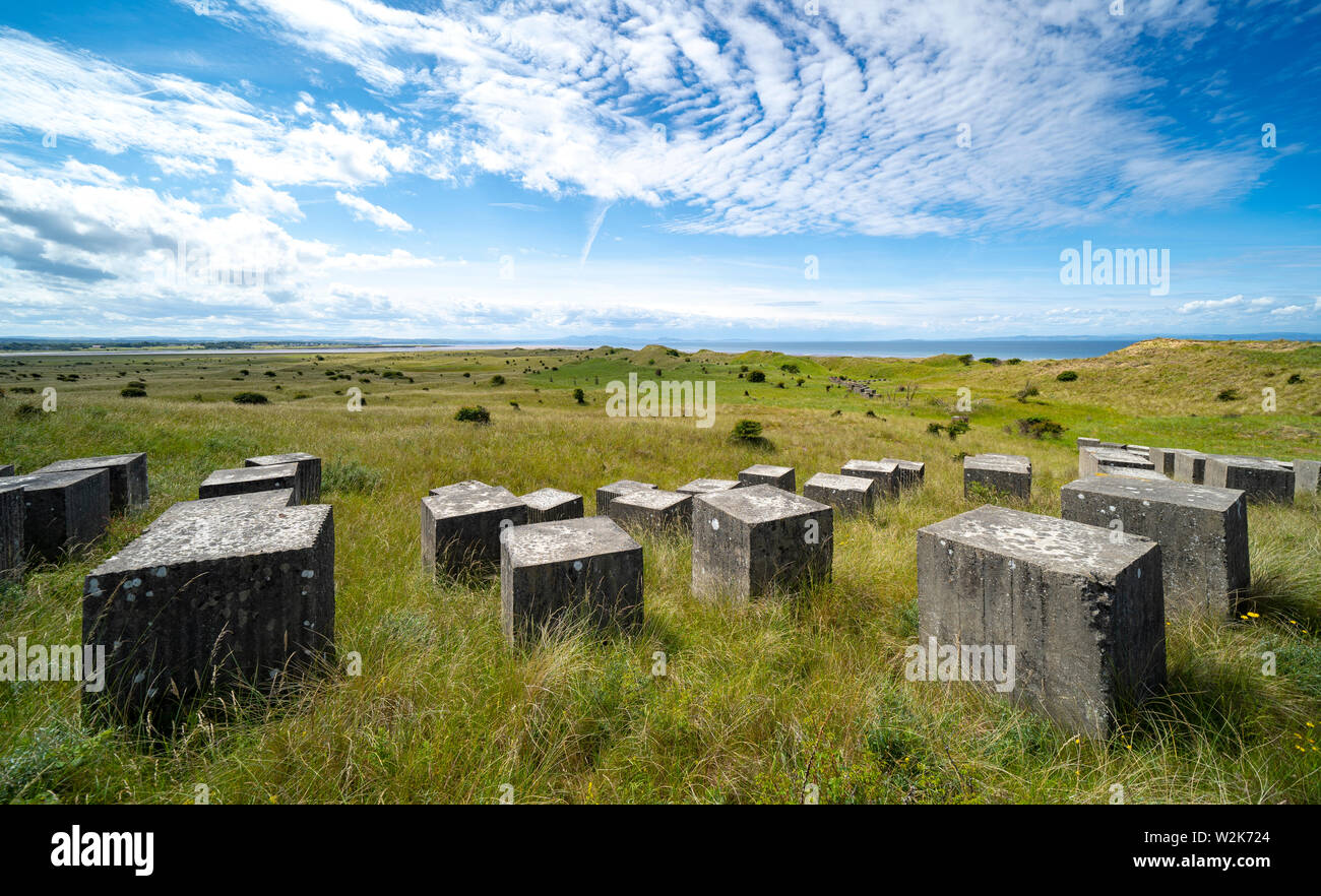 Ansicht des Zweiten Welt Krieges anti-tank Bausteine im Gullane Sands in East Lothian, Schottland, Großbritannien Stockfoto