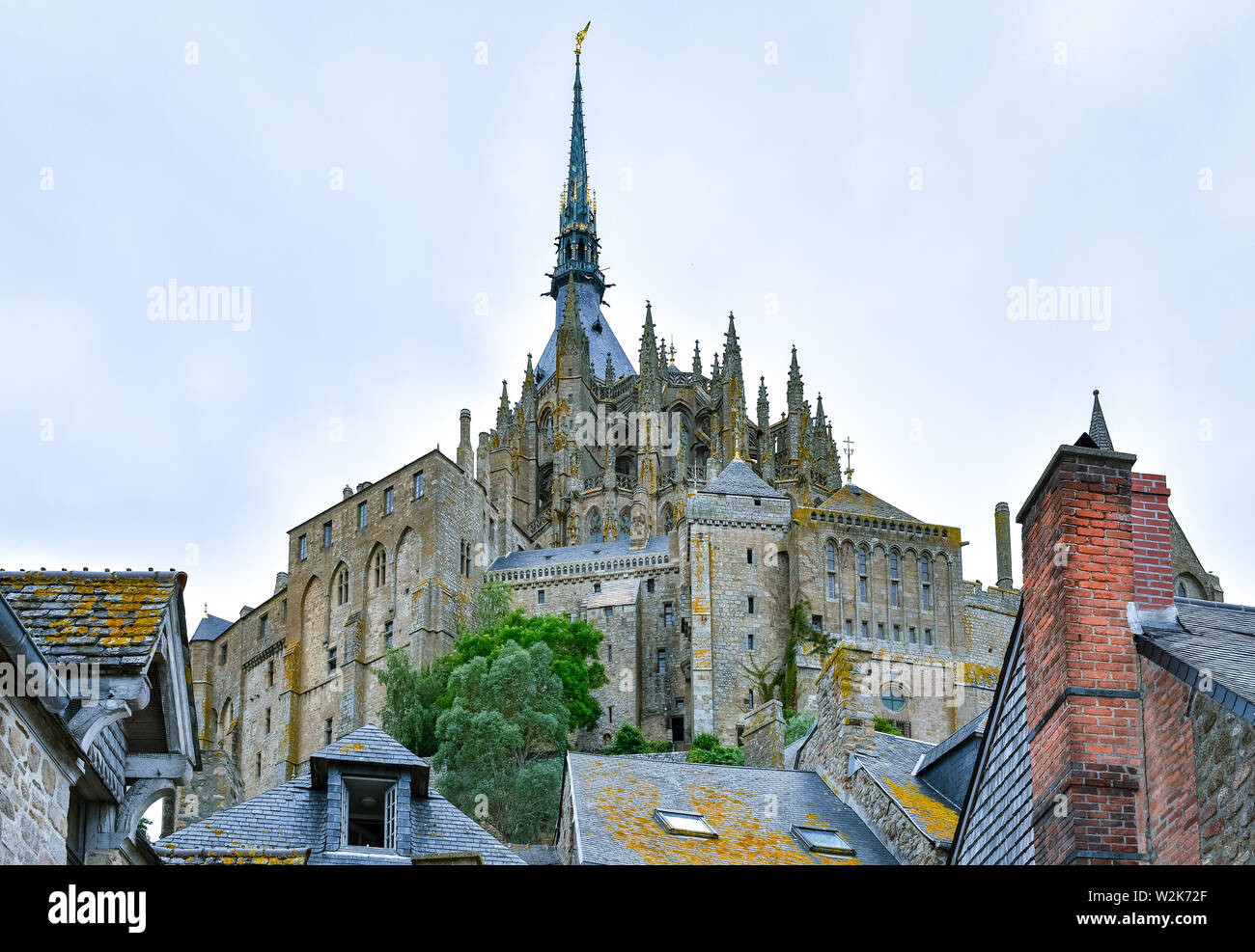 Vorderansicht des Mont Saint Michel von Innen, Frankreich, in einem blauen bewölkten Himmel. Stockfoto