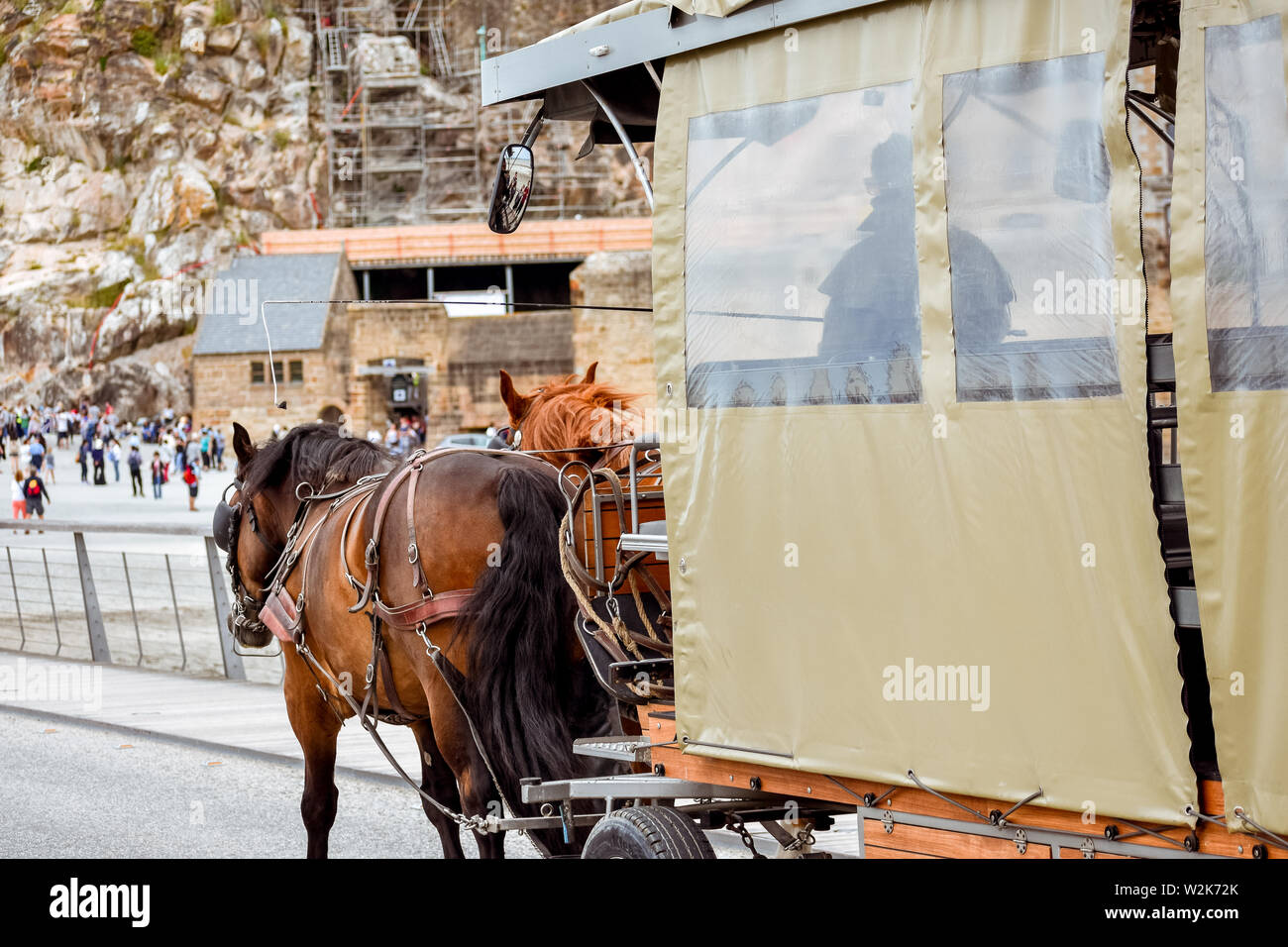 Pferdekutsche Anreisen am Mont Saint Michel, Frankreich Stockfoto