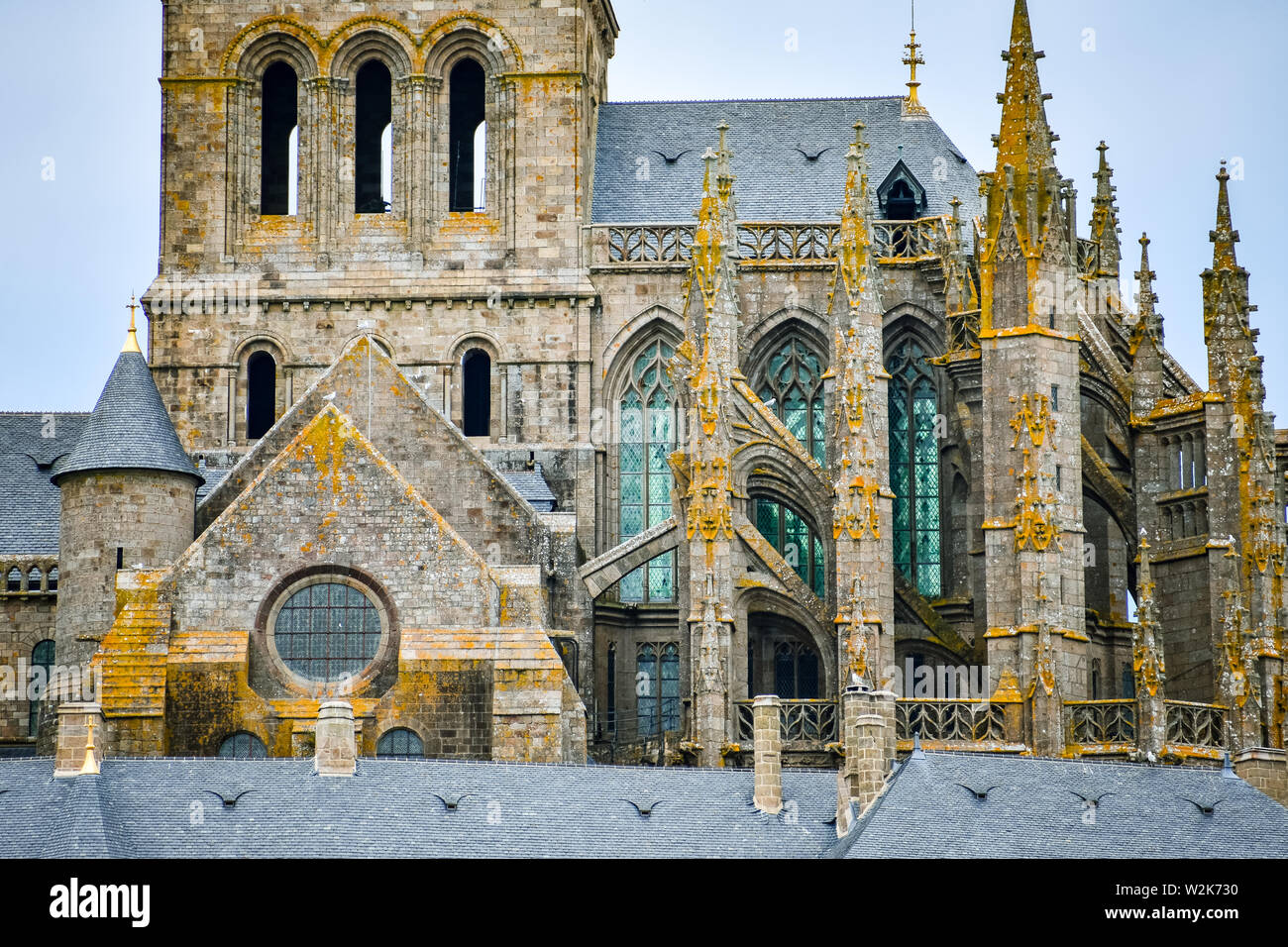 In der Nähe von Mont Saint Michel, Frankreich, in einem blauen bewölkten Himmel. Stockfoto