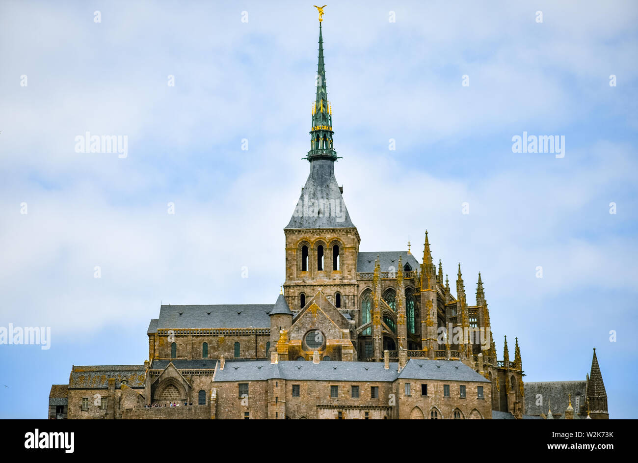 In der Nähe von Mont Saint Michel, Frankreich, in einem blauen bewölkten Himmel. Stockfoto