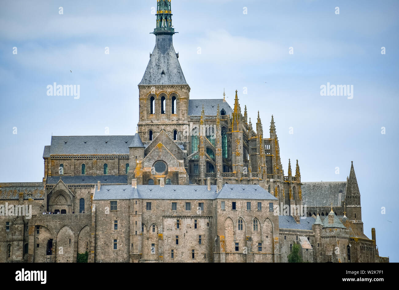 In der Nähe von Mont Saint Michel, Frankreich, in einem blauen bewölkten Himmel. Stockfoto