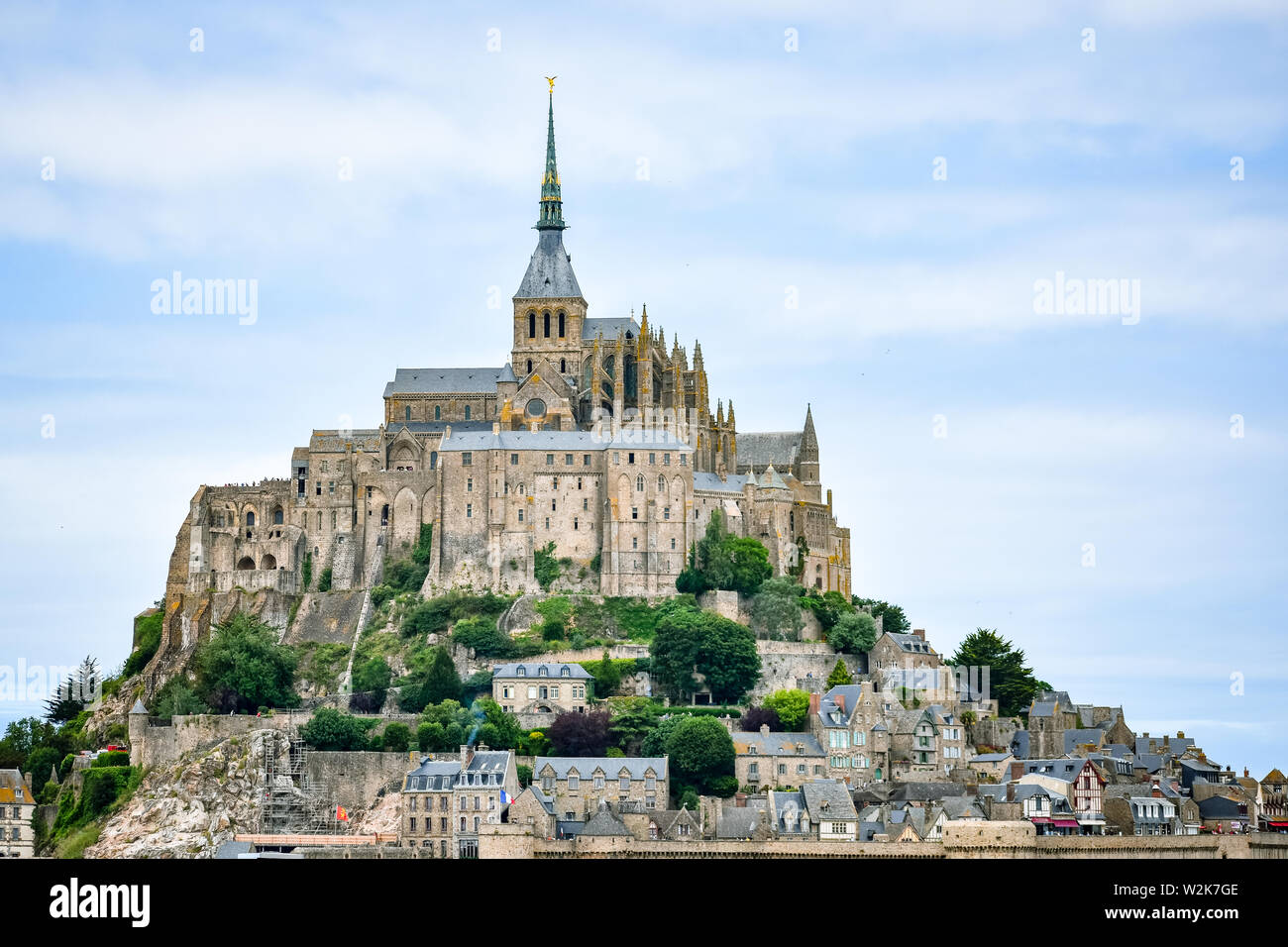 In der Nähe von Mont Saint Michel, Frankreich, in einem blauen bewölkten Himmel. Stockfoto