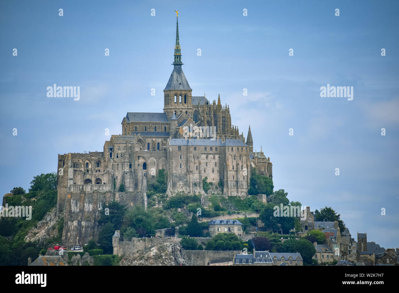 In der Nähe von Mont Saint Michel, Frankreich, in einem blauen bewölkten Himmel. Stockfoto