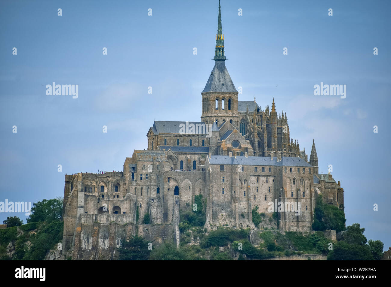 In der Nähe von Mont Saint Michel, Frankreich, in einem blauen bewölkten Himmel. Stockfoto