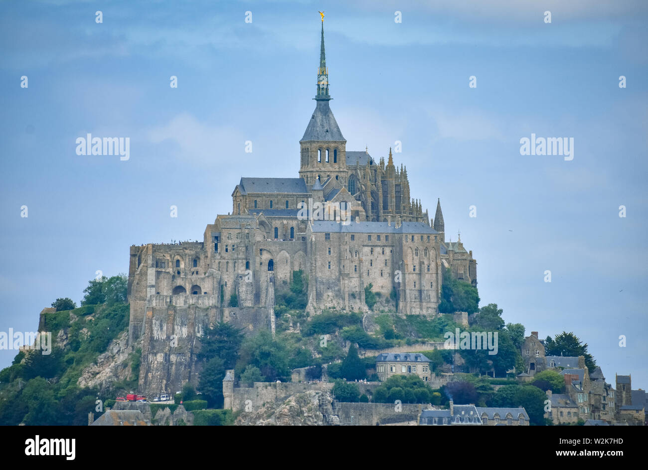In der Nähe von Mont Saint Michel, Frankreich, in einem blauen bewölkten Himmel. Stockfoto