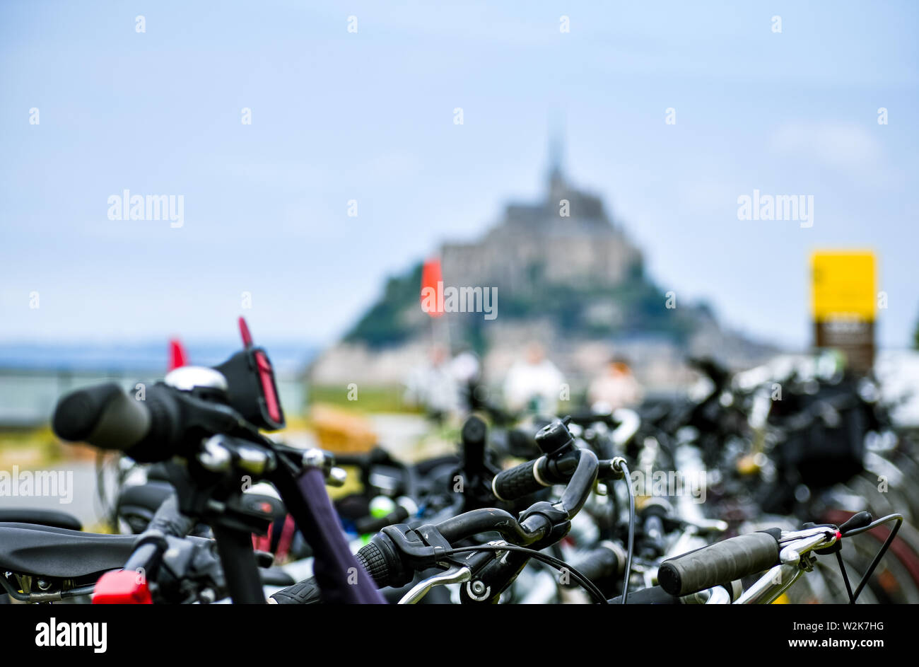 Detail der abgestellte Fahrräder, mit Defokussierten Silhouette von Mont Saint Michel, Frankreich Stockfoto
