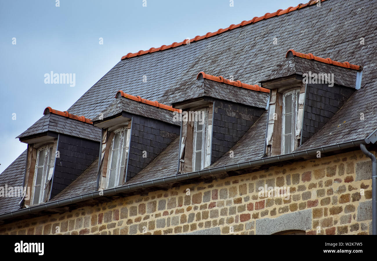 Schieferdach und Dachgauben in typischen Häusern der französischen Bretagne. Stockfoto