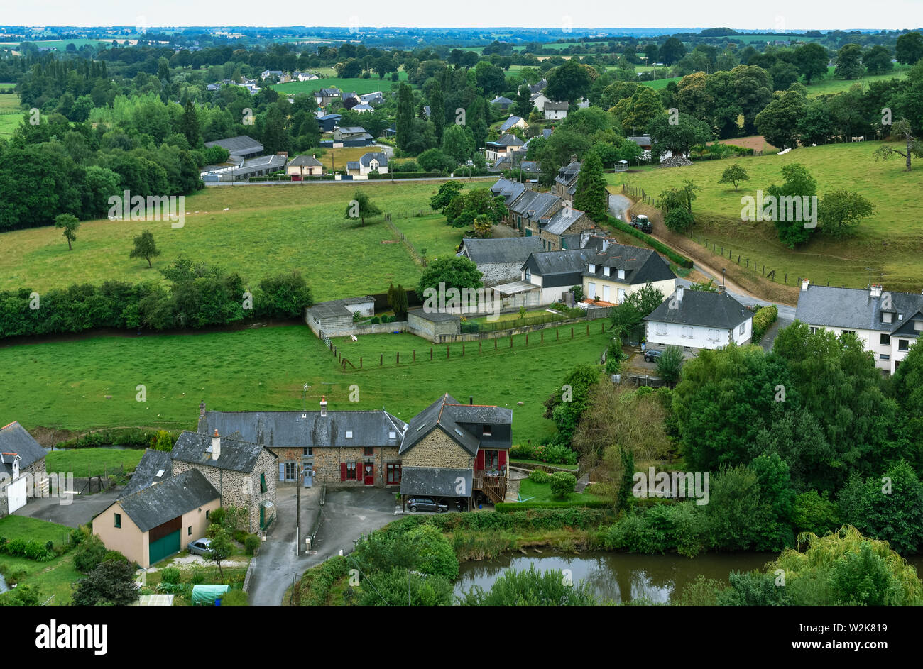 Bretagne typischen Landschaft Häuser. Stein baut und Schieferdächer, in einer grünen Umgebung. Stockfoto