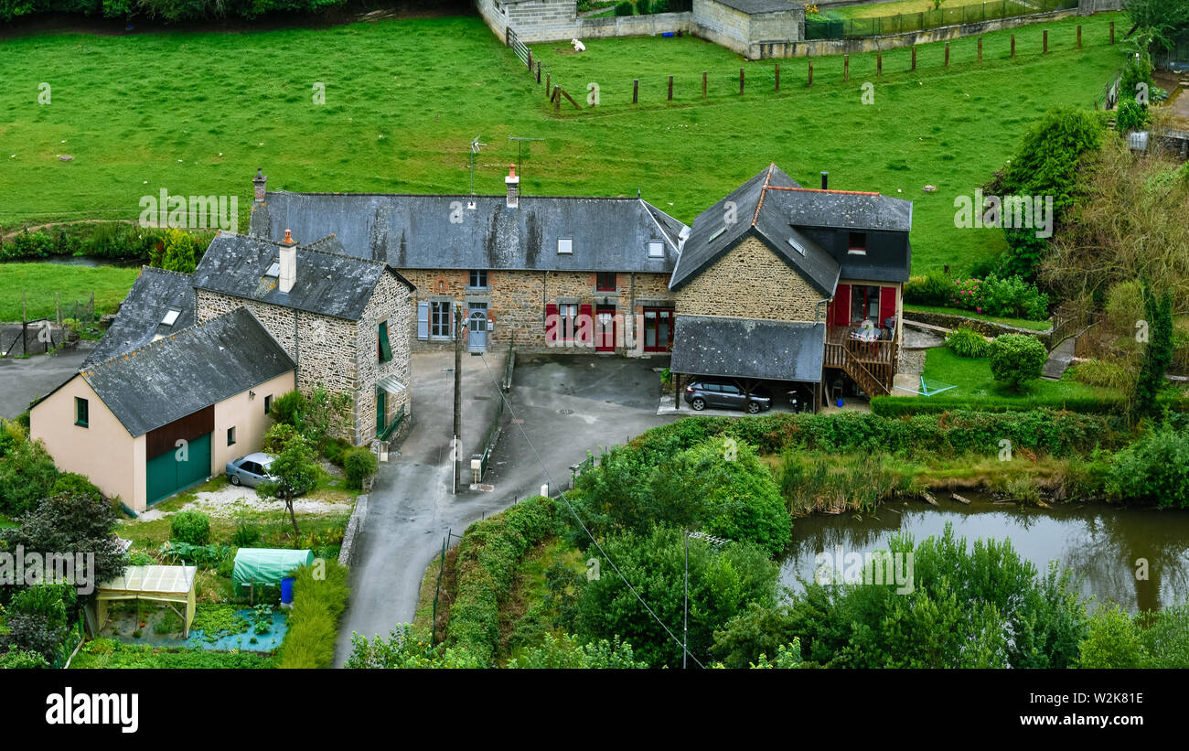 Bretagne typischen Landschaft Häuser. Stein baut und Schieferdächer, in einer grünen Umgebung. Stockfoto