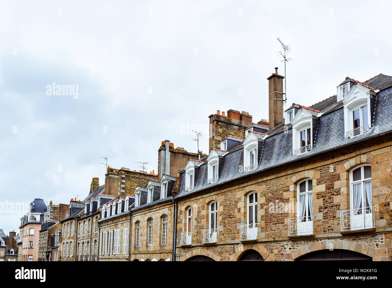 Bretagne typischen Fassaden. Stein baut und Schieferdächer. Stockfoto