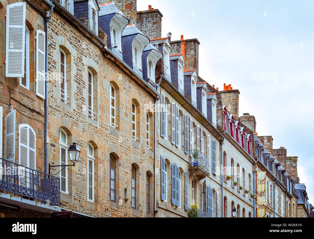 Bunte Bretagne typischen Fassaden. Stein baut und Schieferdächer. Stockfoto
