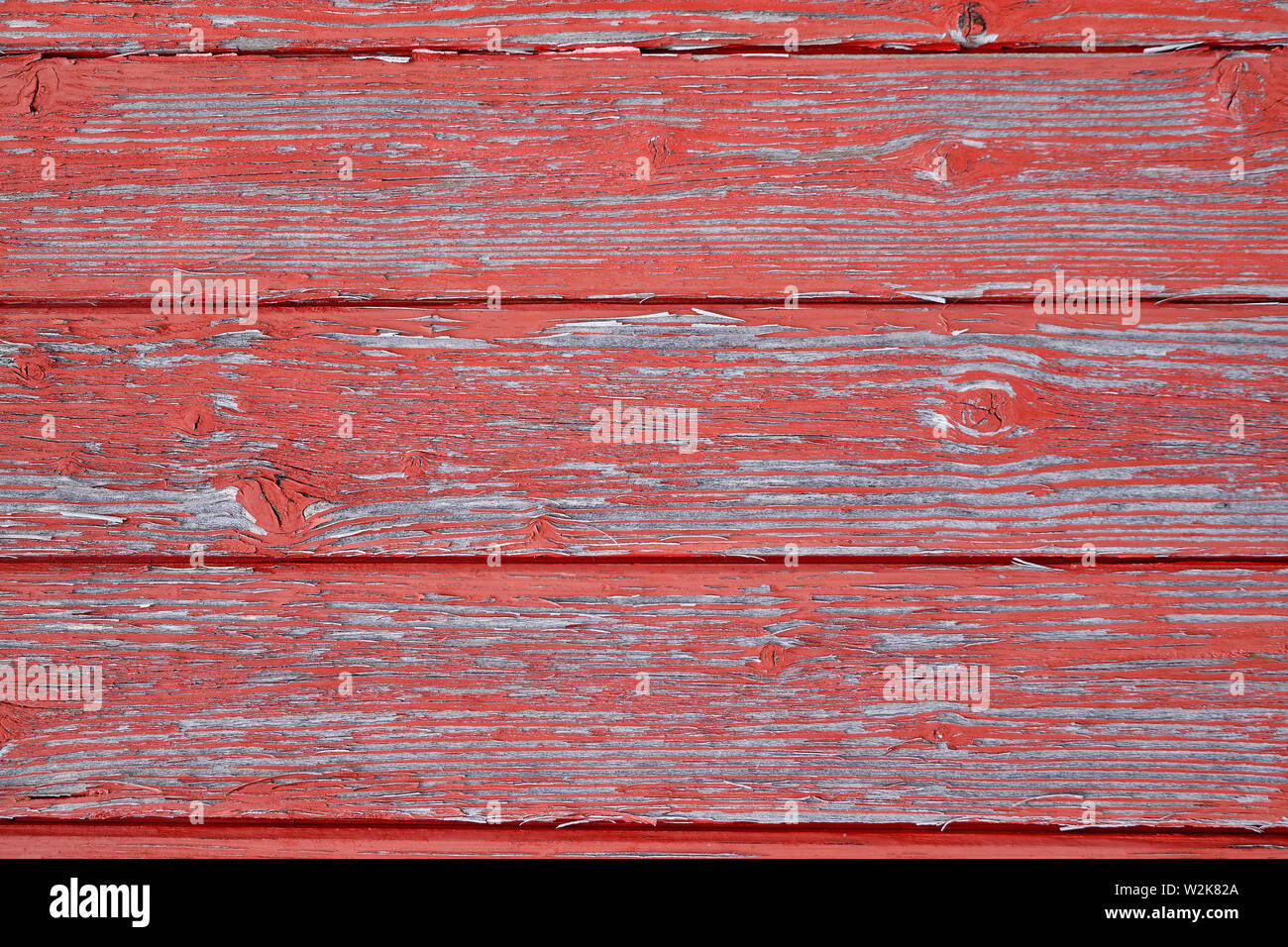Abstrakte Rustikale Verschnaufung aus Scheunenholz, rot gestrichen und blasser Farbe. Horizontale Lamellen mit Holzlinien mit Knoten und Textur Stockfoto
