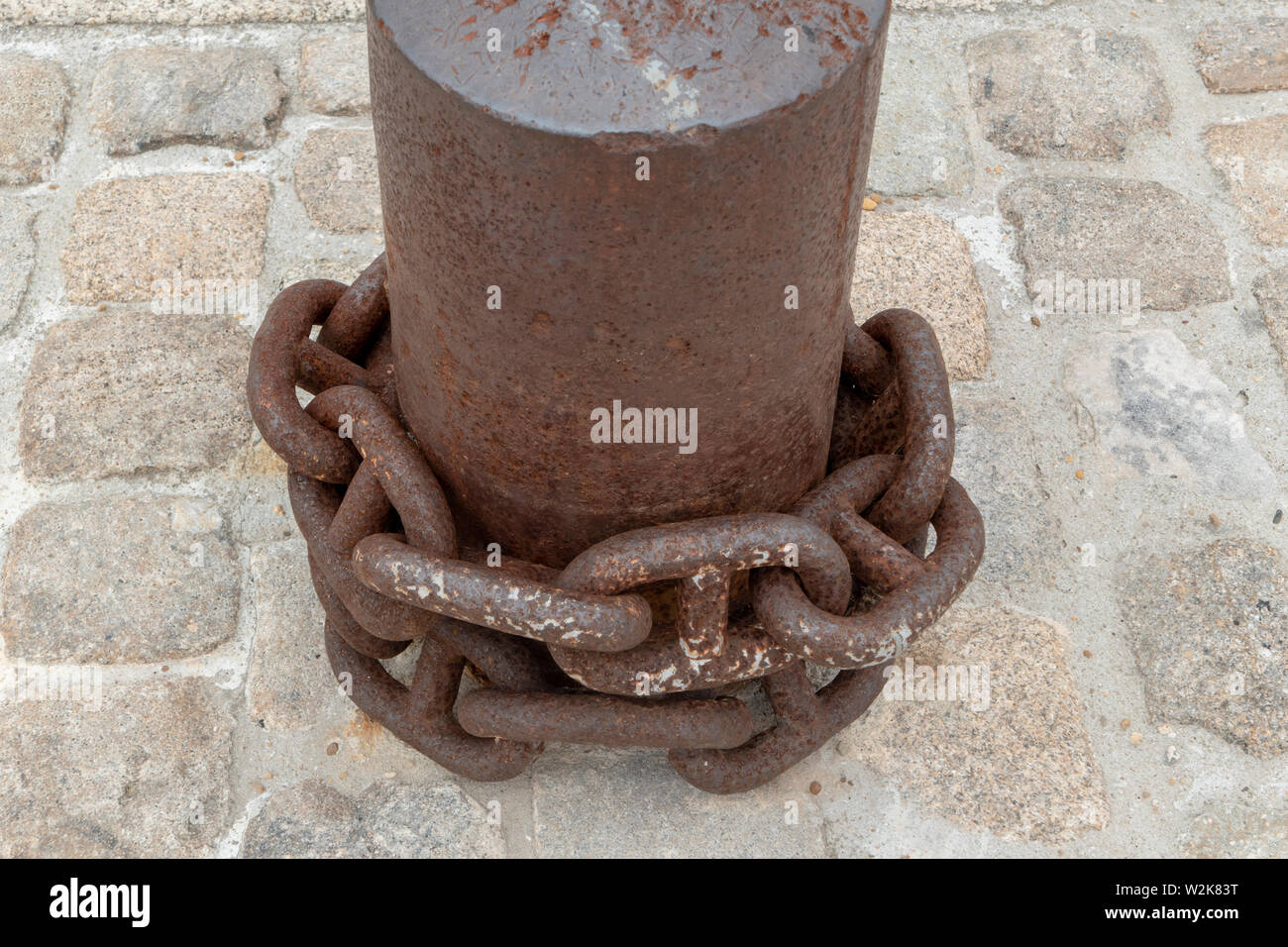 Hafen mit Poller und rostigem Eisen Kette Stockfoto