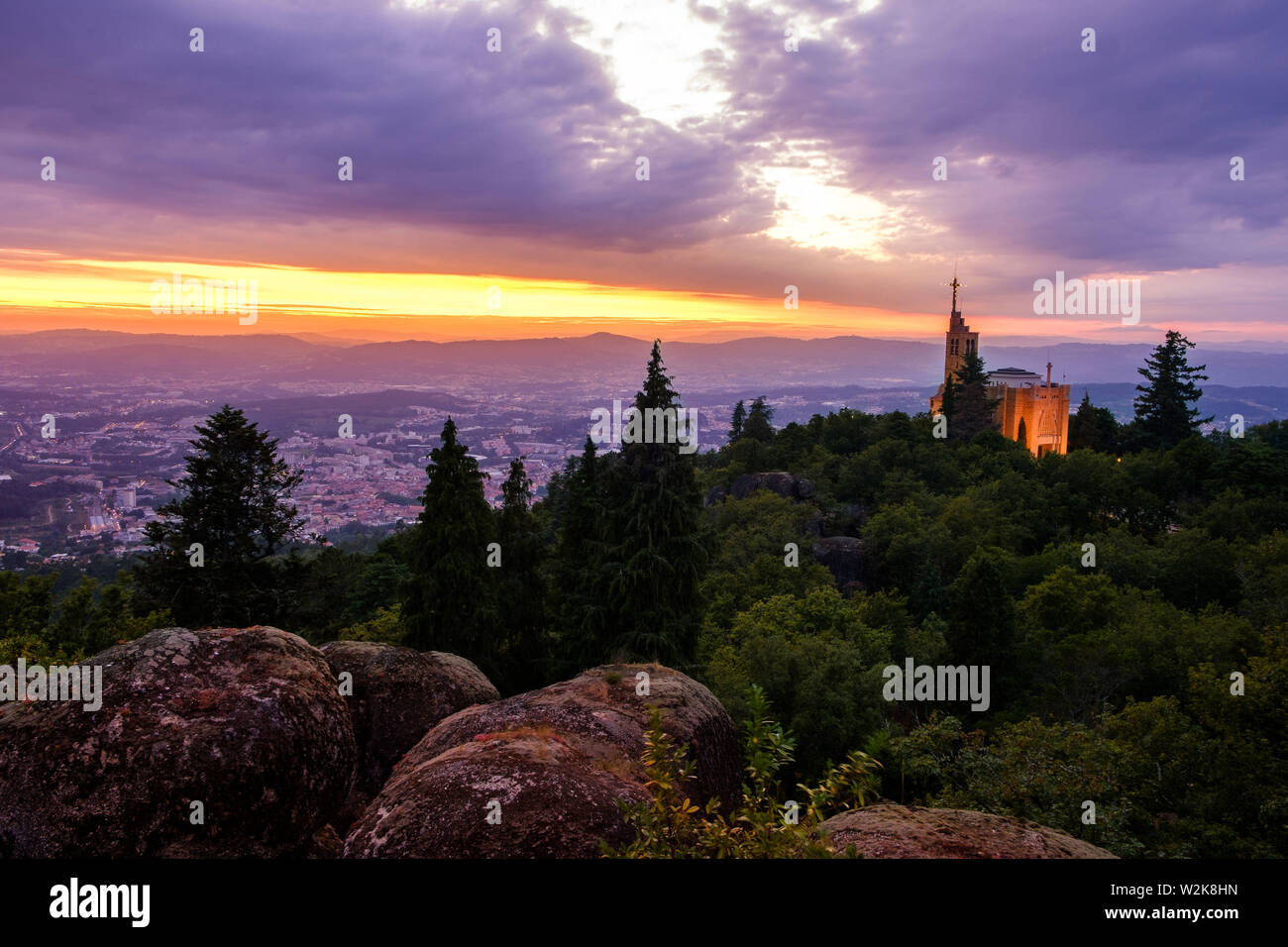 Guimaraes, Portugal - Juli 6, 2019: Sonnenuntergang oben auf dem Hügel Penha, Guimaraes Portugal Stockfoto