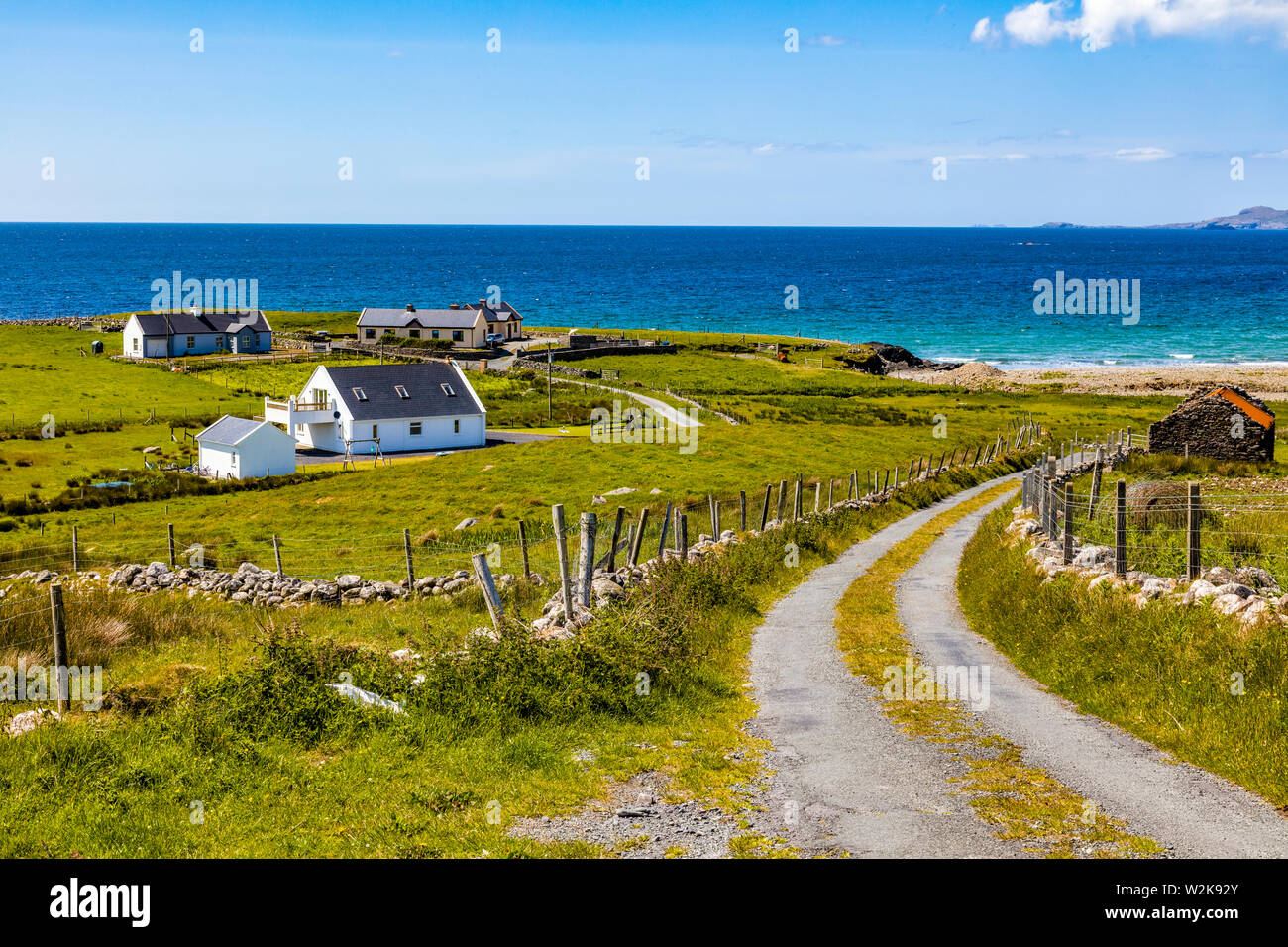 Straße auf Achill Island County Mayo Irland mit Atlantik im Hintergrund Stockfoto