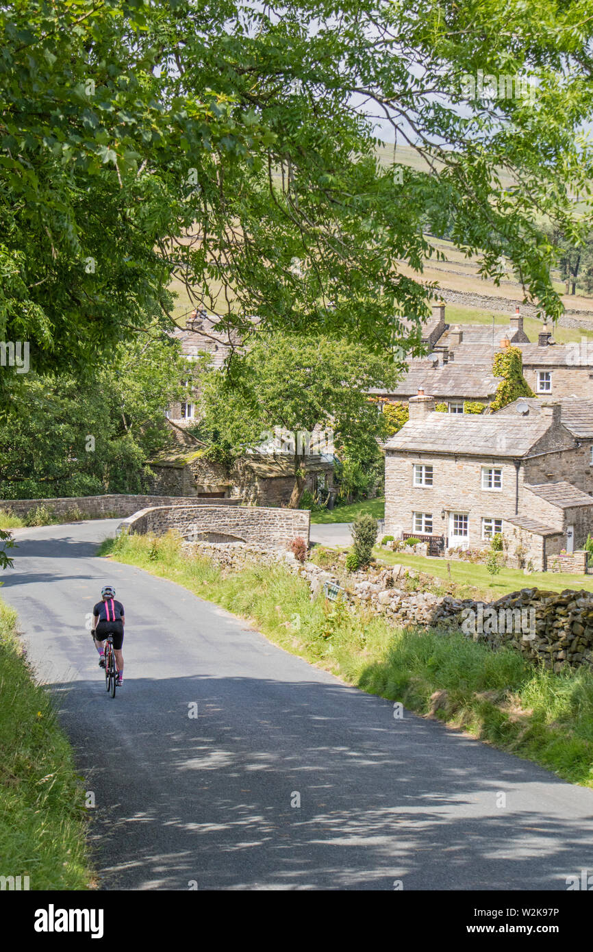 Der einsame Radfahrer eingabe Thwaite in Swaledale, Richmondshire, Yorkshire Dales National Park, North Yorkshire, England, Großbritannien Stockfoto