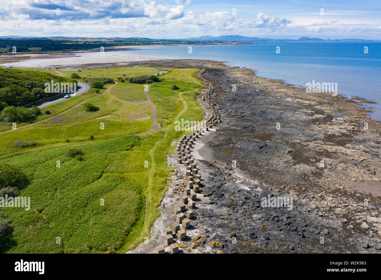 Luftbild des Zweiten Welt Krieges anti-tank Blöcke auf Ufer am Gosford Sands an Longiddry in East Lothian, Schottland, Großbritannien Stockfoto