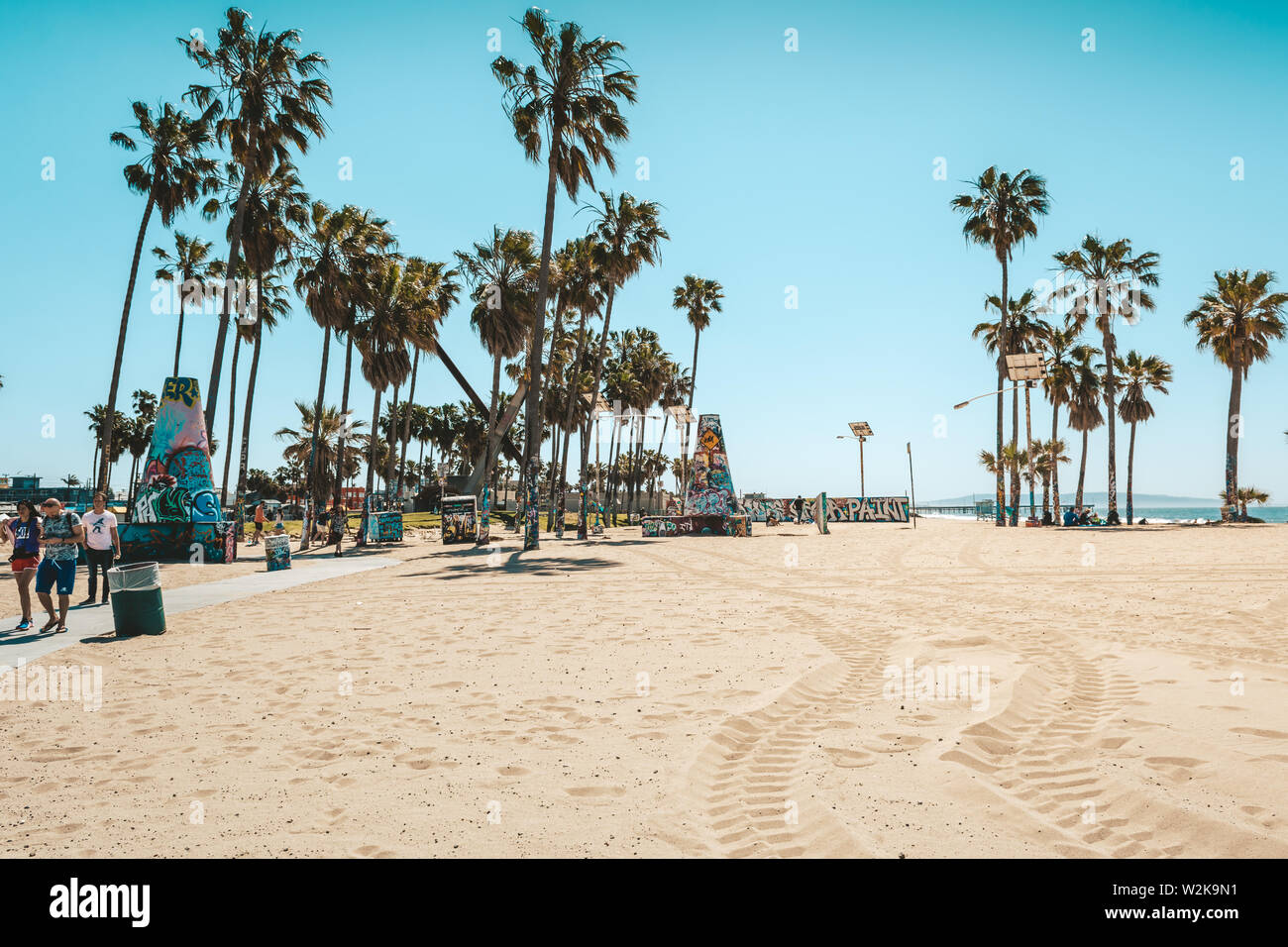 VENICE Beach, Kalifornien, USA - 10. April 2019: Sand und Palmen an der Venice Beach an einem sonnigen Tag in Los Angeles, Kalifornien, USA Stockfoto