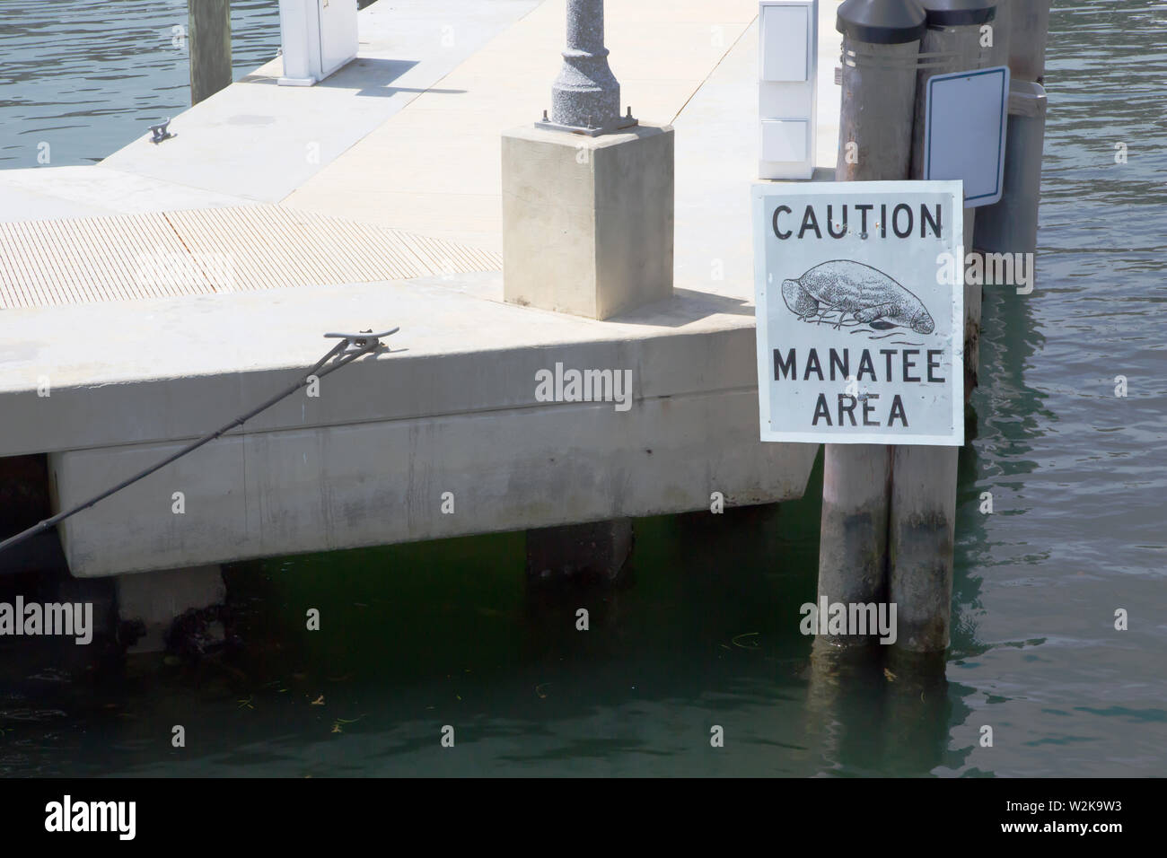 Manatee Warnschild in Miami Hafen Stockfoto