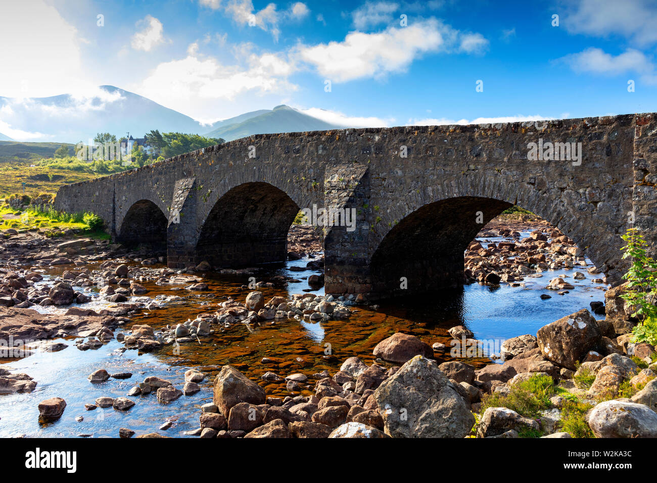 Alte steinerne Brücke, Sligachan, Cuillin Hills, Isle Of Skye, innere Hebriden, Schottland, Vereinigtes Königreich Stockfoto