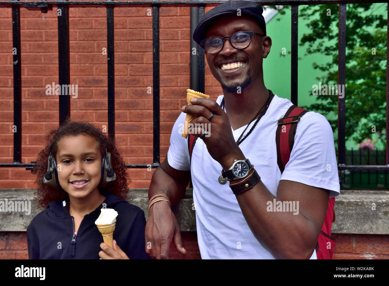Gerne Vater und Tochter essen Eis in der Waffel Stockfoto