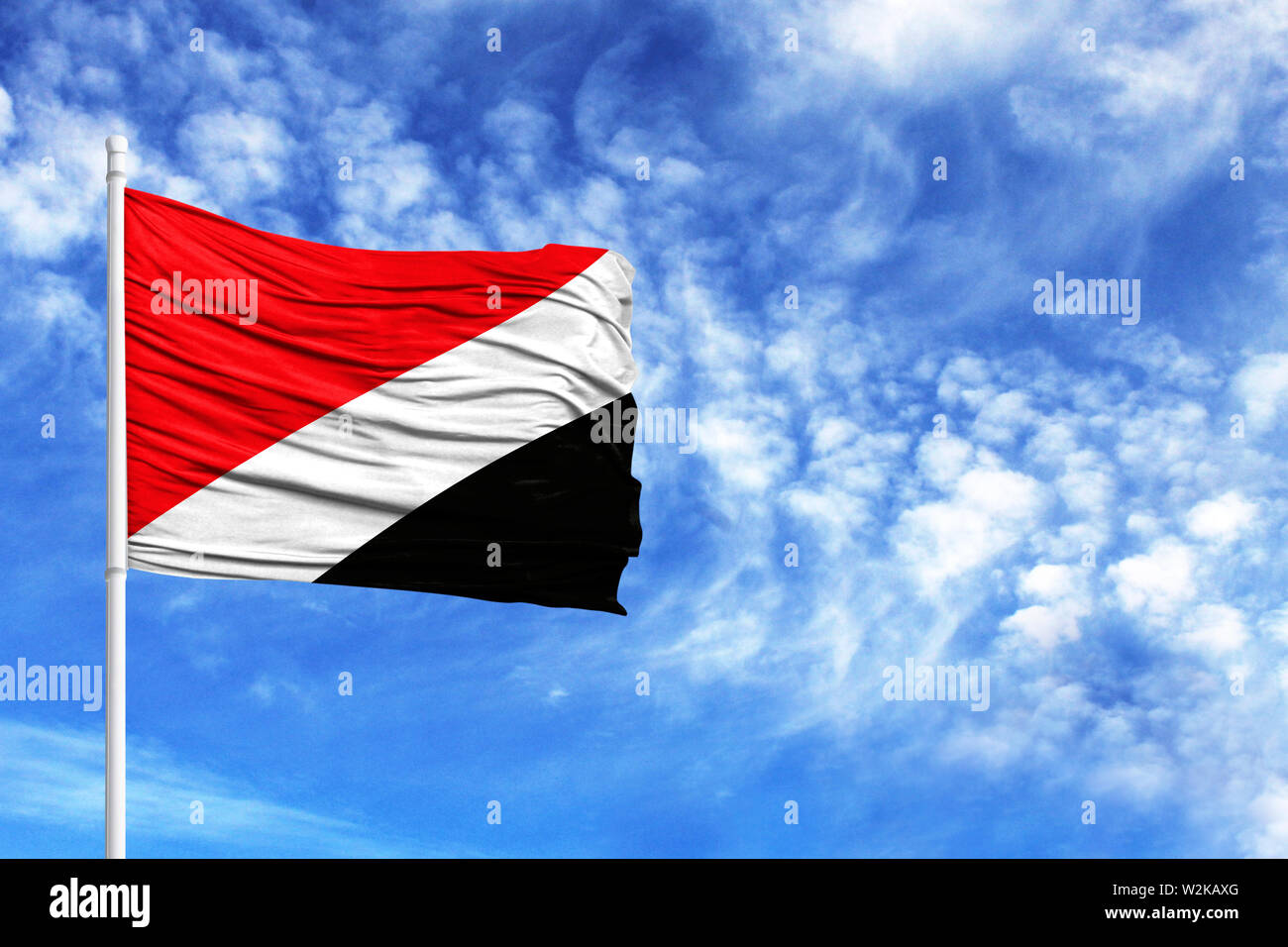 Nationalflagge von Sealand, Fürstentum an einem Fahnenmast vor blauem Himmel Stockfoto