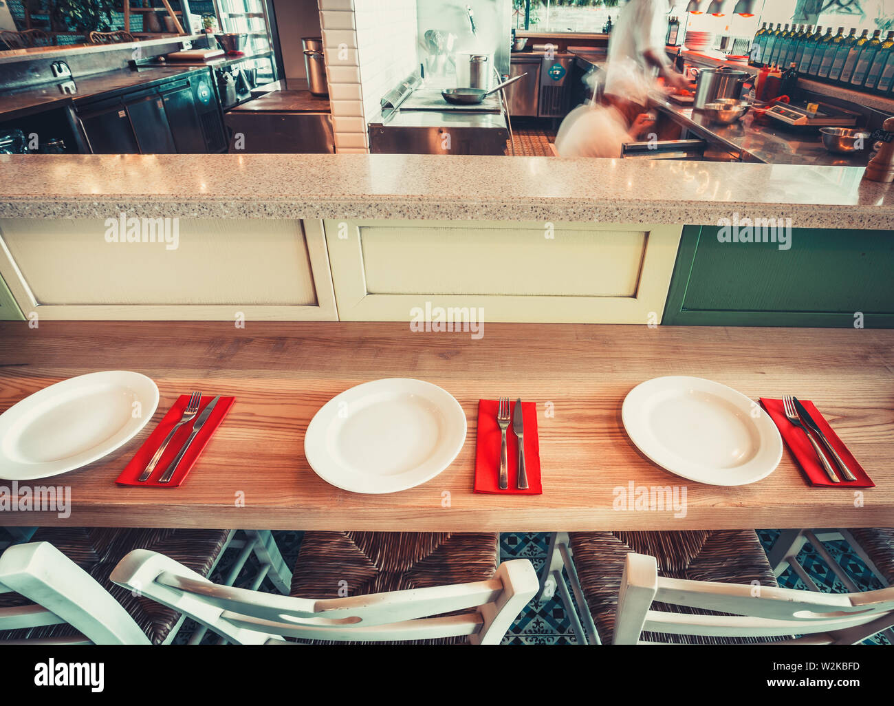 Innenraum der modernen Restaurant mit Tisch, Stühlen und Geschirr Stockfoto