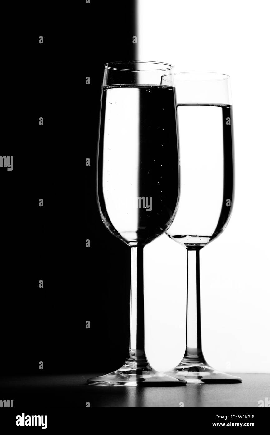 Transparente zwei Gläser mit Flüssigkeit auf schwarzen und weißen Hintergrund Stockfoto