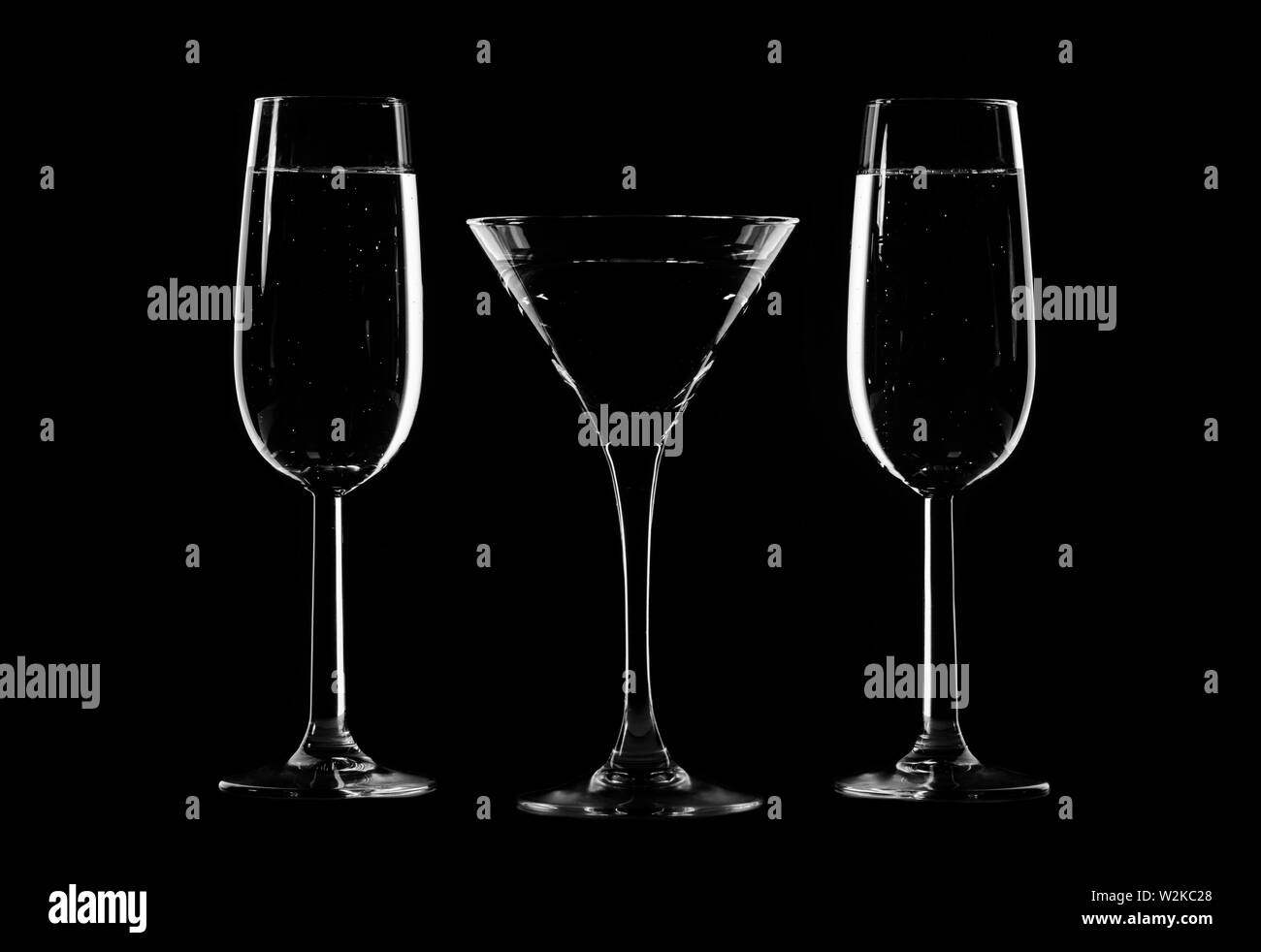 Stilvolle Zusammensetzung der drei Gläser Champagner und Cognac Stockfoto