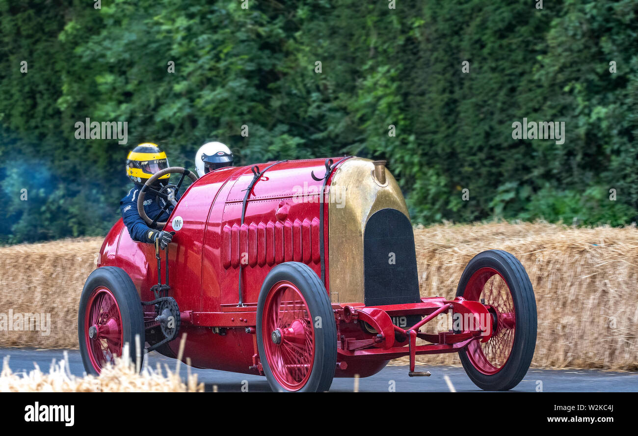 Die 1911 Vintage Art Deco Fiat S76 "Bestie von Turin GP brüllt, um den Track auf der Hill Climb von Duncan Pittway in Goodwood Festival der Geschwindigkeit 2019 angetrieben Stockfoto