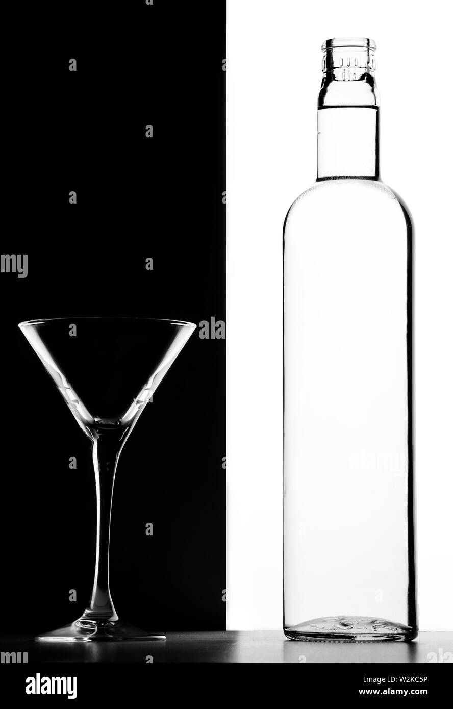 Transparente Flasche und Glas auf schwarzen und weißen Hintergrund Stockfoto
