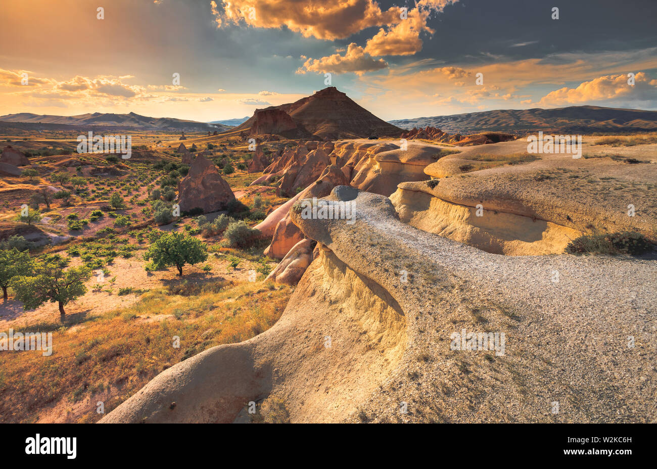 Einzigartige geologische Formationen in Kappadokien, Zentralanatolien, Türkei. Kappadokischen Region mit seinem Tal, Canyon, Hügeln zwischen den vulkanischen Berge Erciyes, Melendiz und Hasan entfernt. Stockfoto